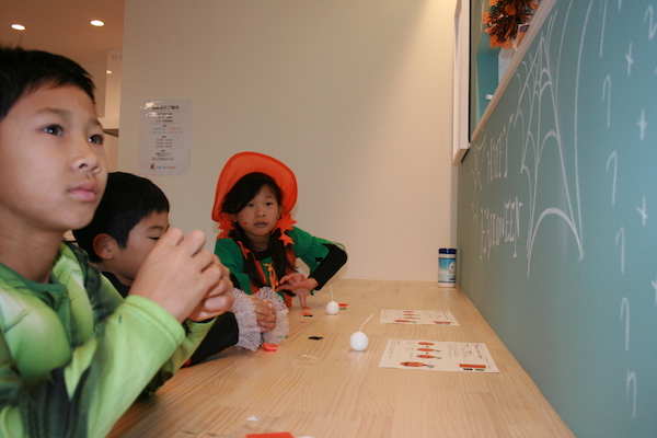 ハロウィンキャンドルを作っている