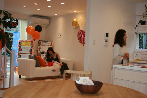 モデルハウスを見てるお母さん