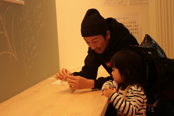 娘とパパがハロウィンキャンドルを