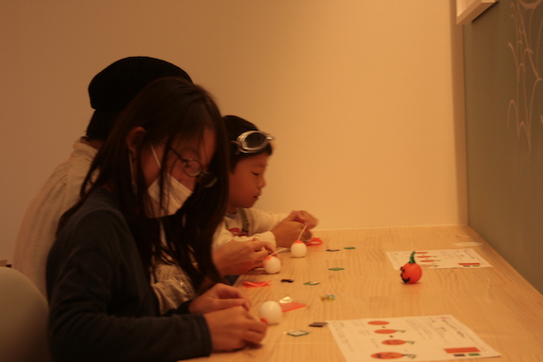 小学生がハロウィンキャンドルを作る