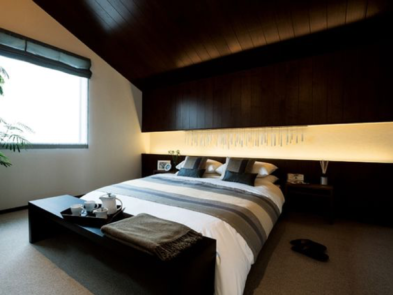 間接照明のある寝室