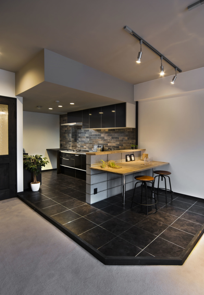 黒基調のキッチンスペース