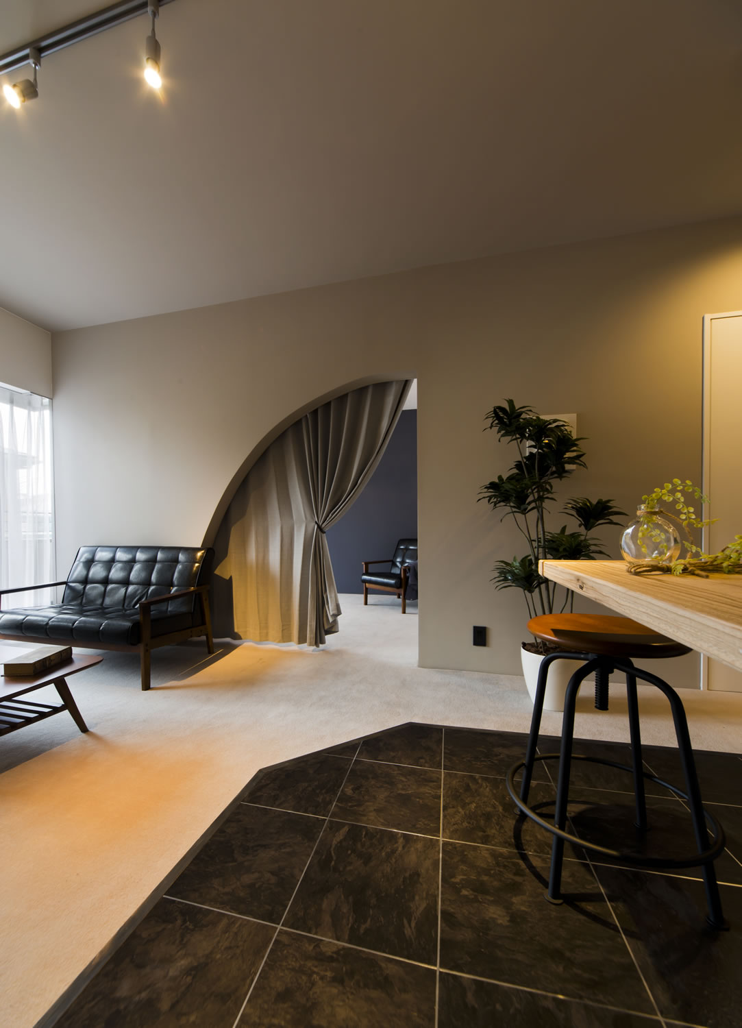 扇形の入口はカーテンで間仕切り