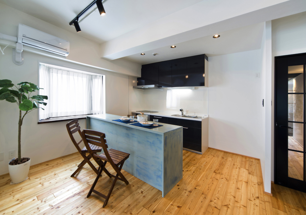 年季を感じる水色キッチンカウンター