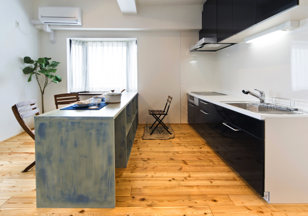 水色のアクセントが映えるキッチン