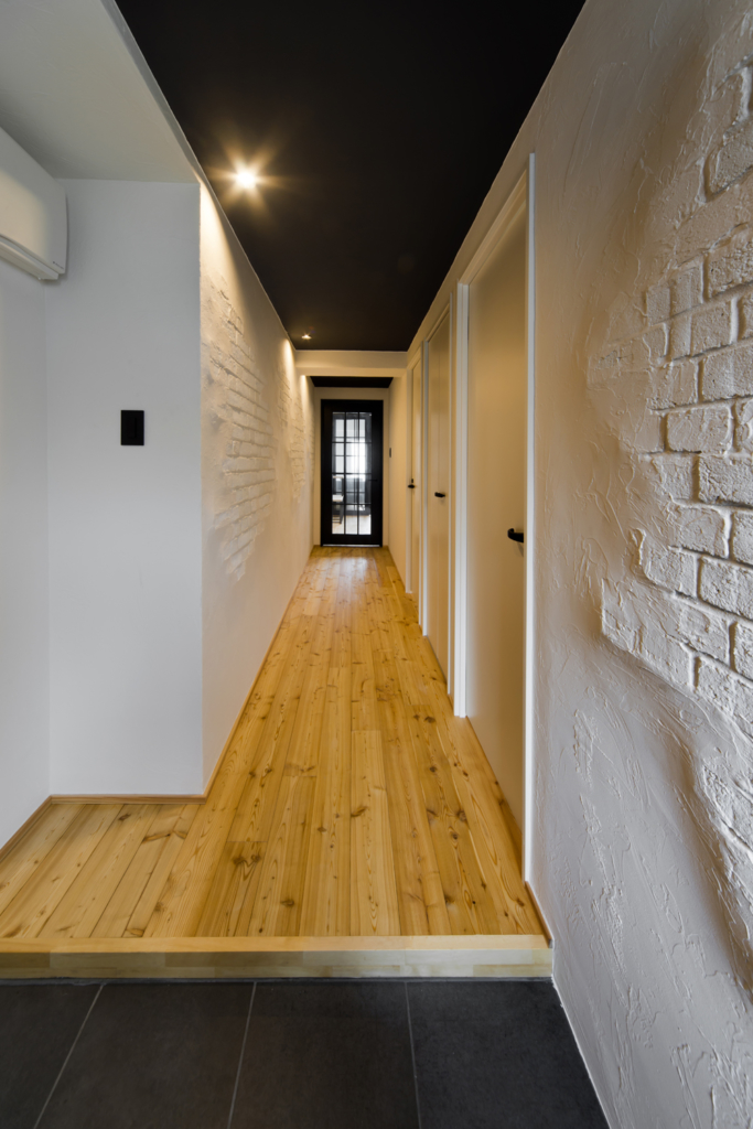 レンガ調の壁が洒落てる廊下