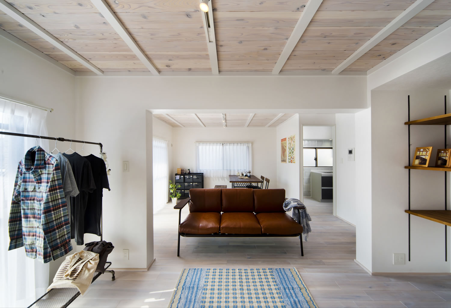 家具が映える白いリビング