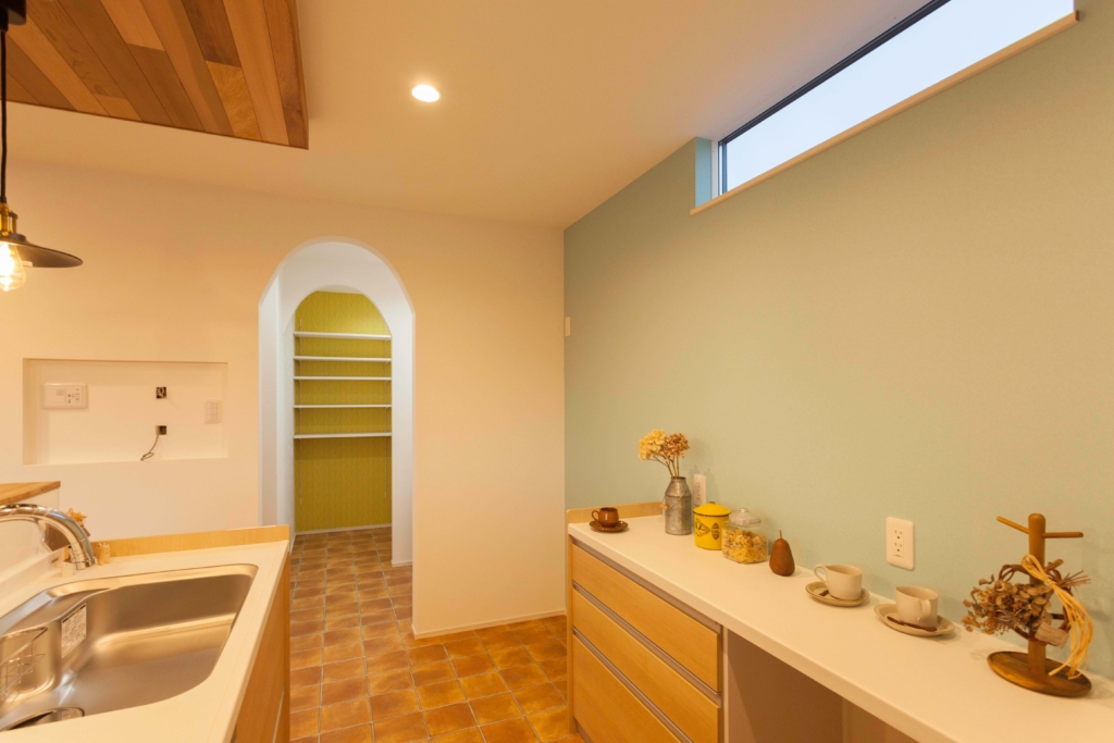 キッチン横にはパントリー