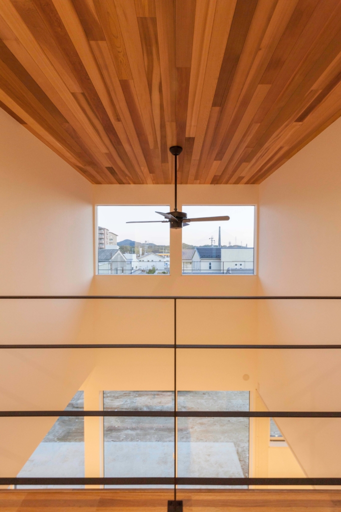 レッドシダーの天井とアイアン手すり