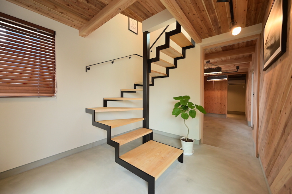 鉄骨階段　木製ブラインド