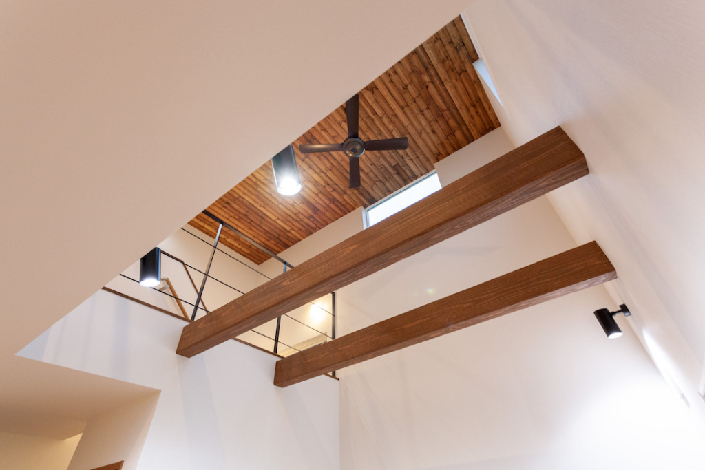 吹き抜け 化粧梁