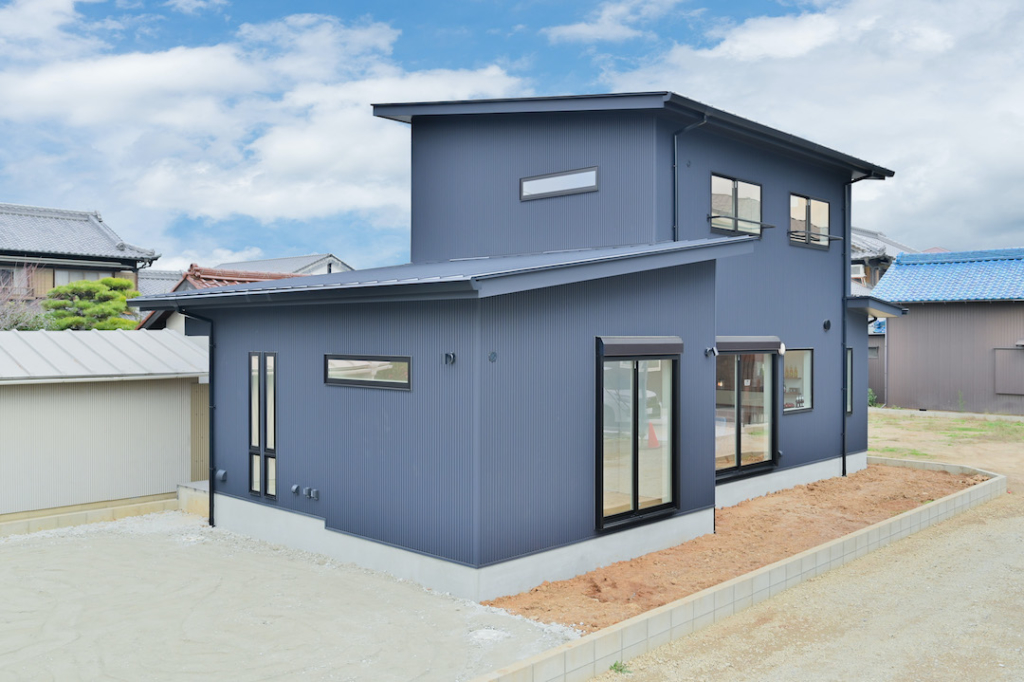 黒ガルバリウム鋼板の外観