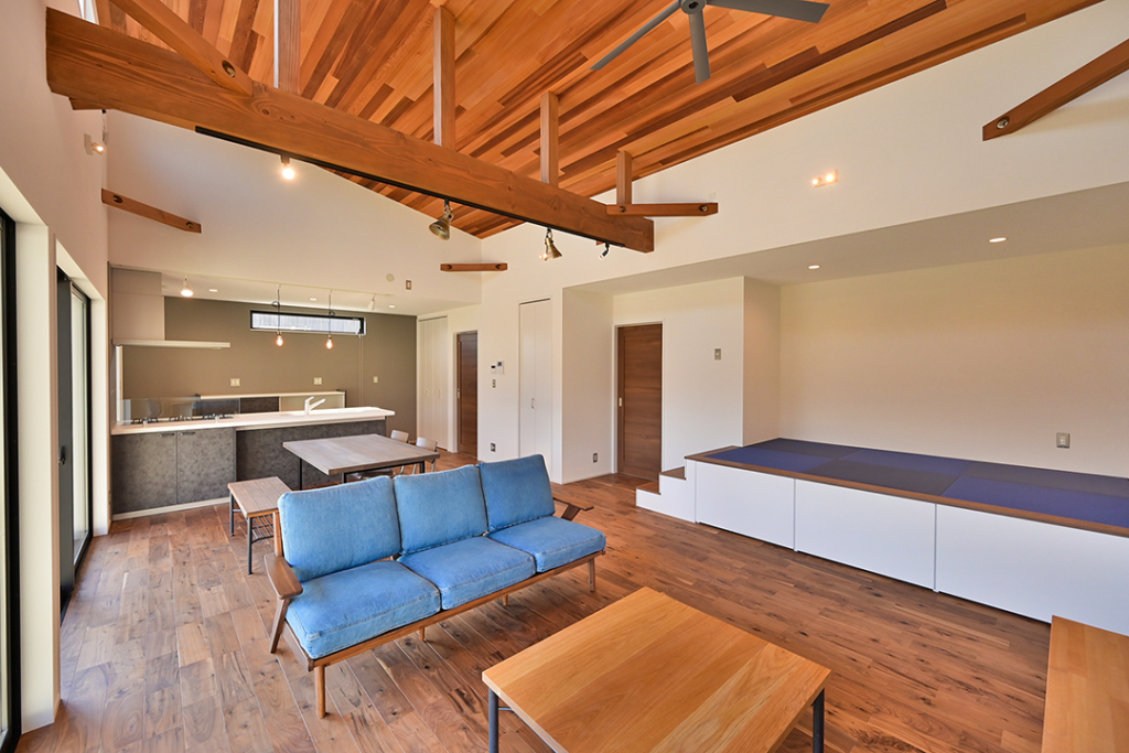 梁表し 勾配天井 平屋