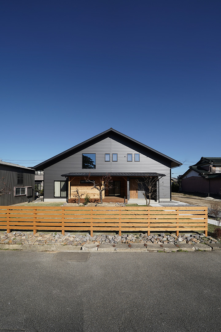 鎧張り黒ガルバとカバードポーチのある三角屋根の家