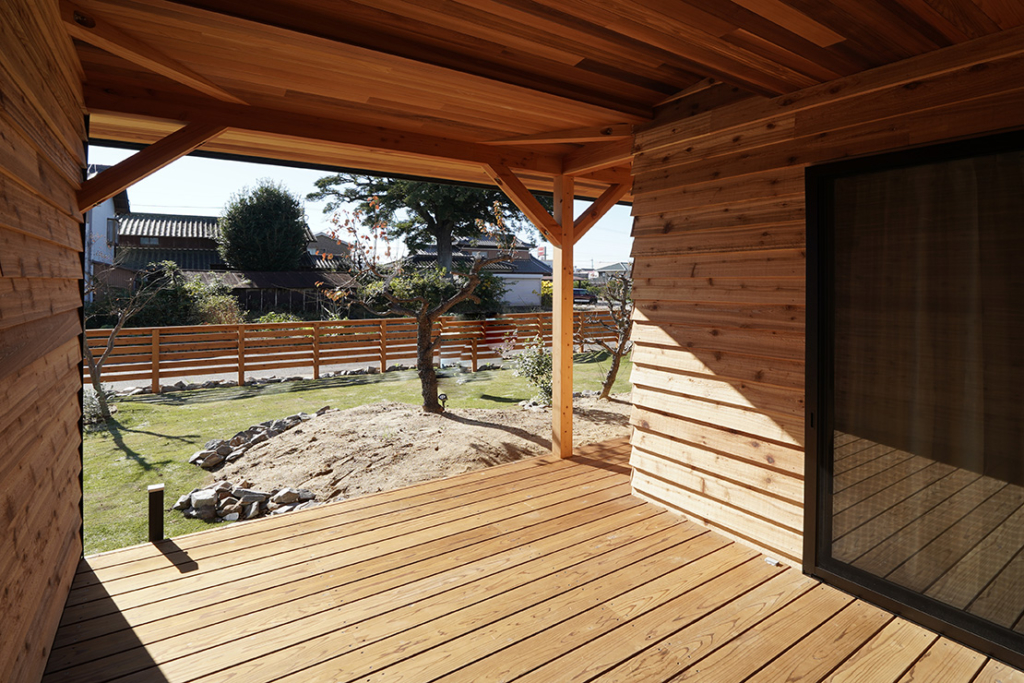 漆喰無垢吹抜けウッドデッキ