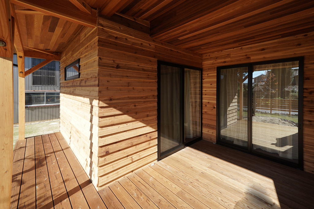 ウッドデッキレッドシダー鎧張り