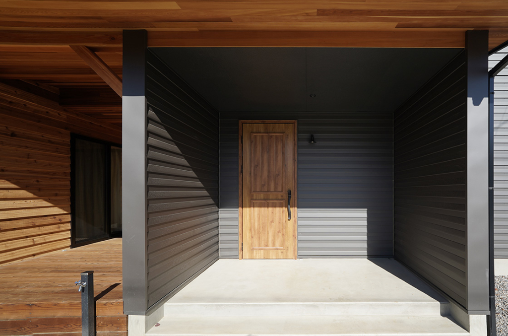 黒ガルバと木製玄関ドア