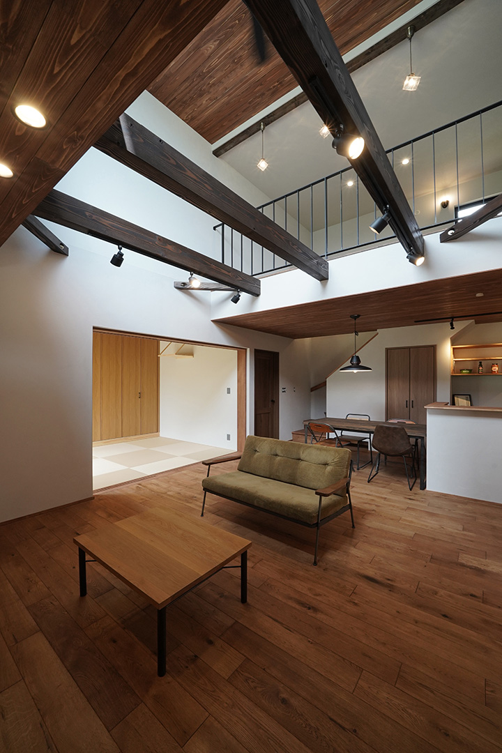 漆喰無垢オーク吹抜けLDK