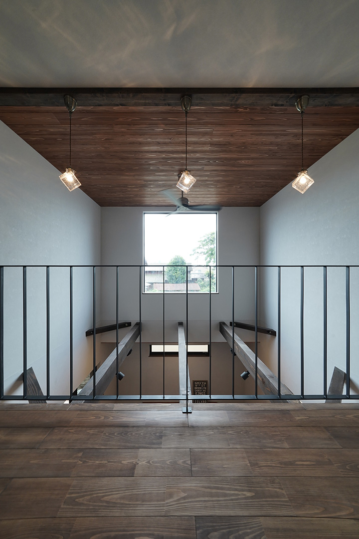 吹抜けアイアンてすりFIX窓