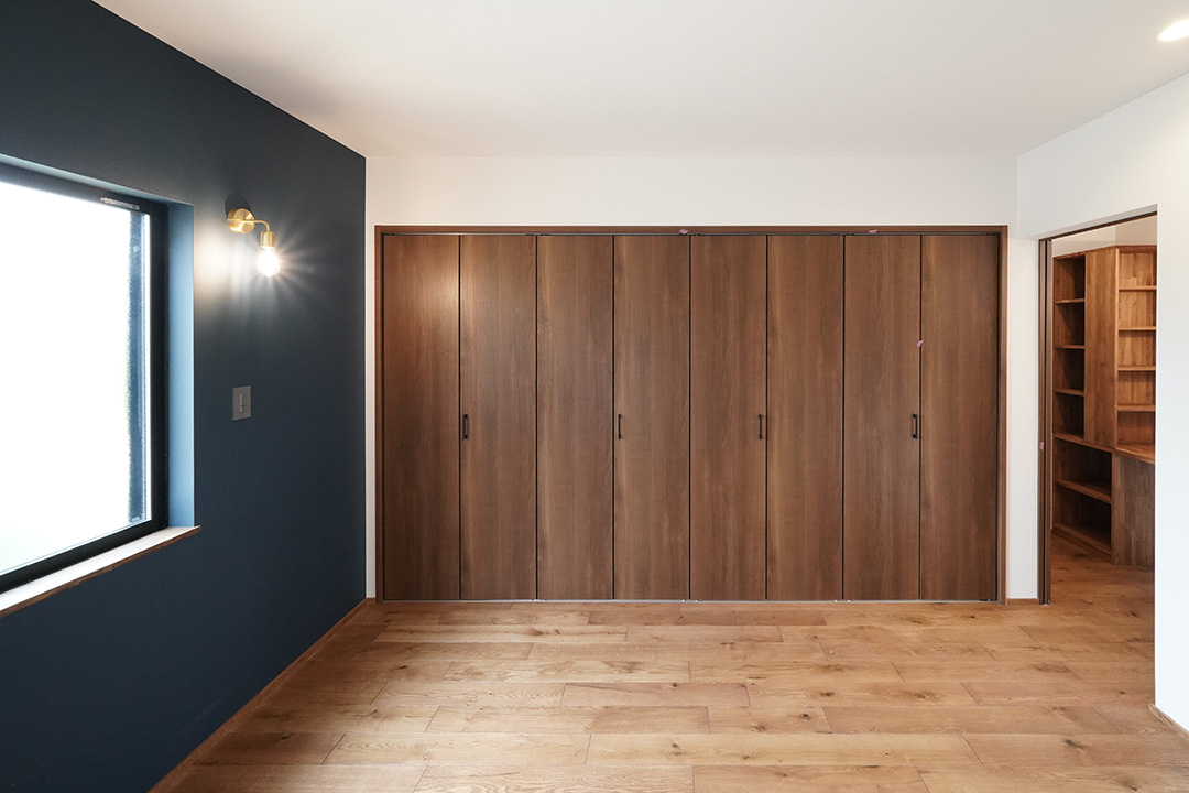 ネイビー壁紙真鍮ライト寝室