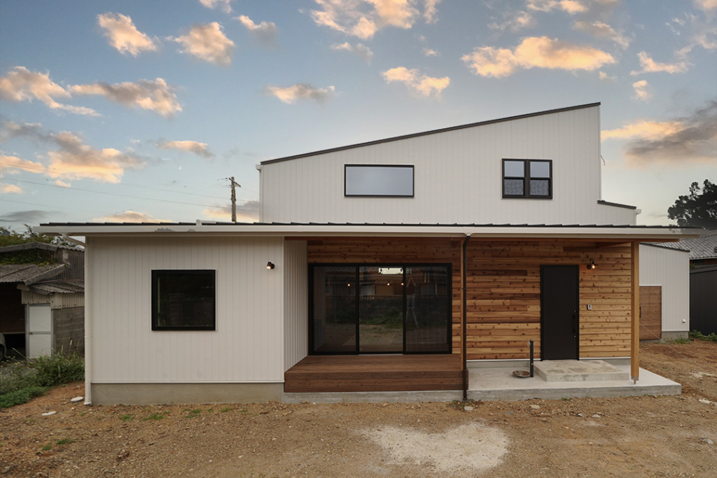 白ガルバとレッドシダーの外観　