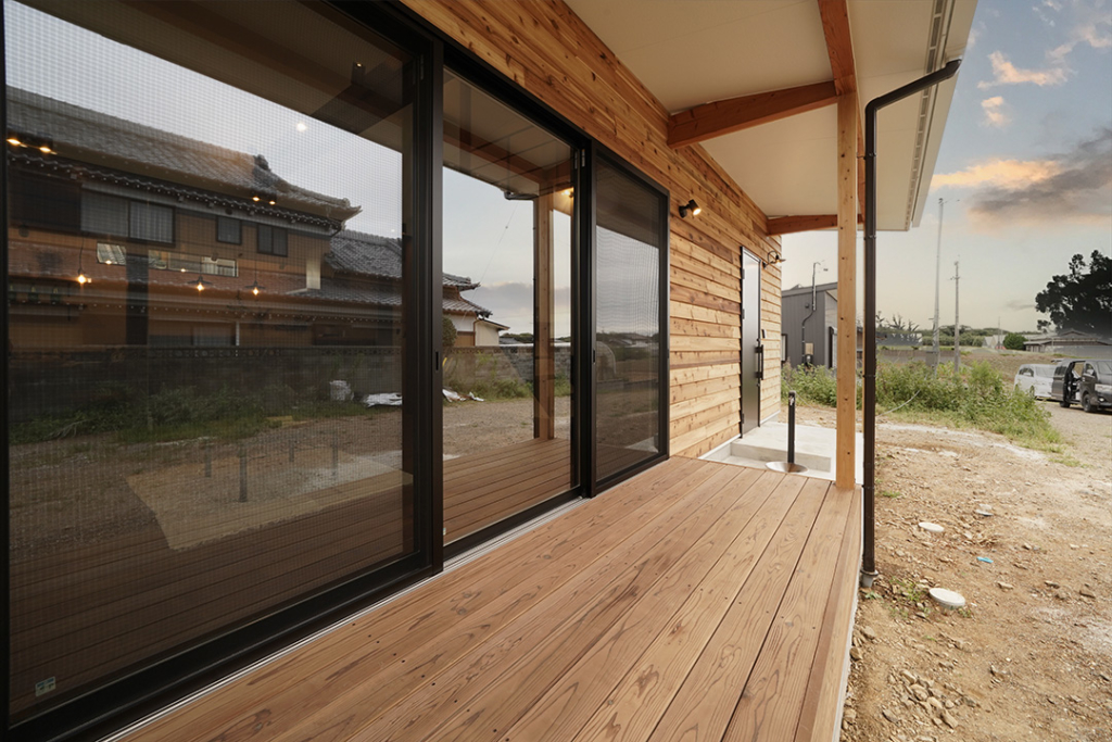 カバードポーチのあるウッドデッキ