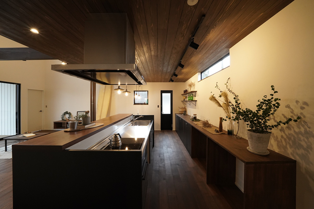 サーファーズハウスのアイランドキッチン