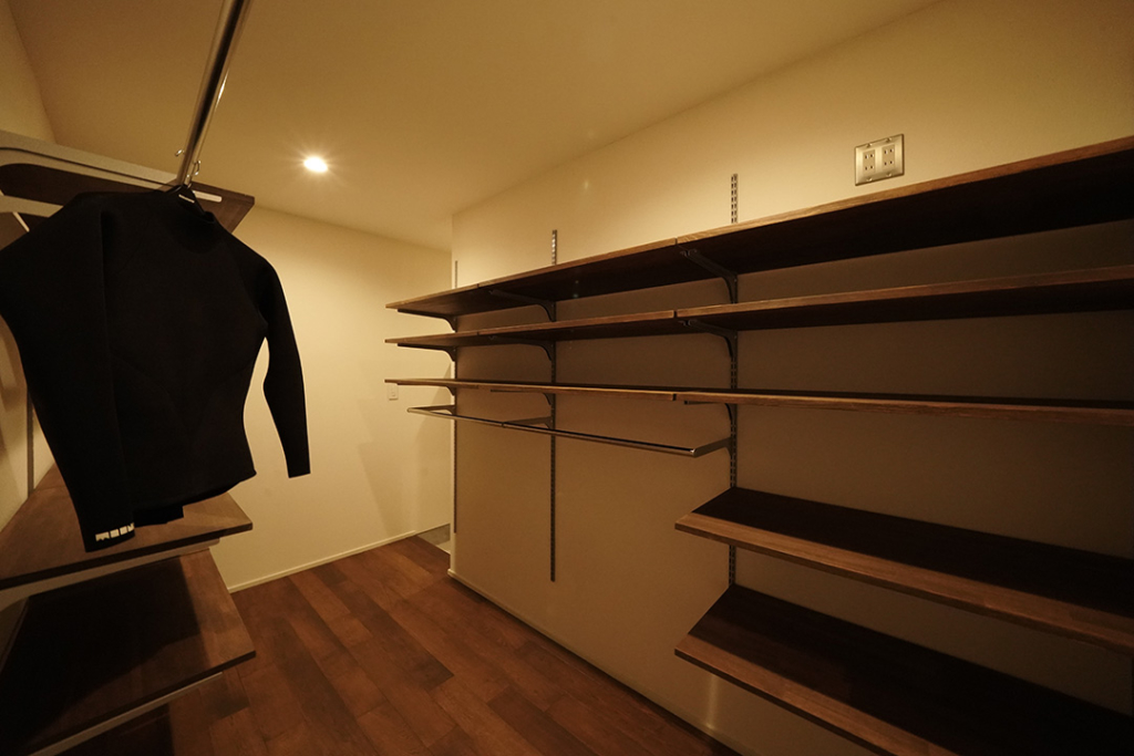 サーファーズハウスのファミリークローゼット