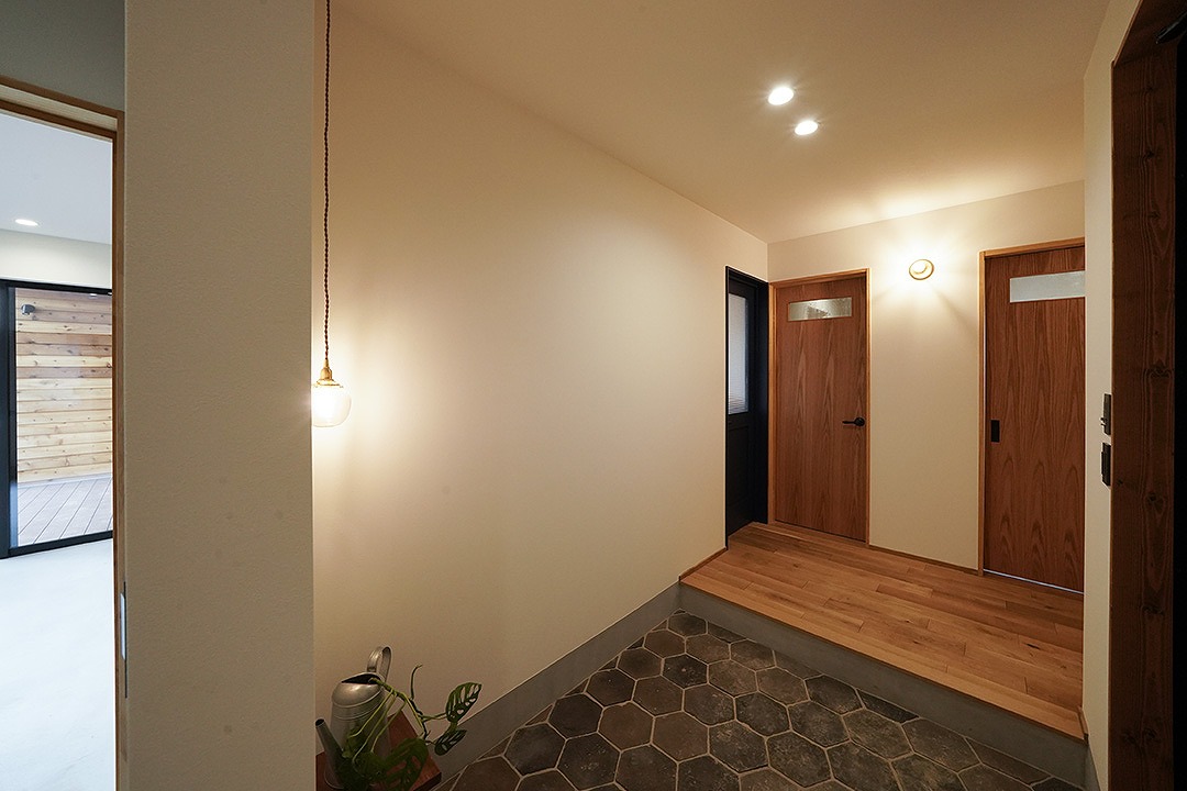 注文住宅　ガルバ　レッドシダー　土間　無垢　漆喰　吹抜け　アイアン