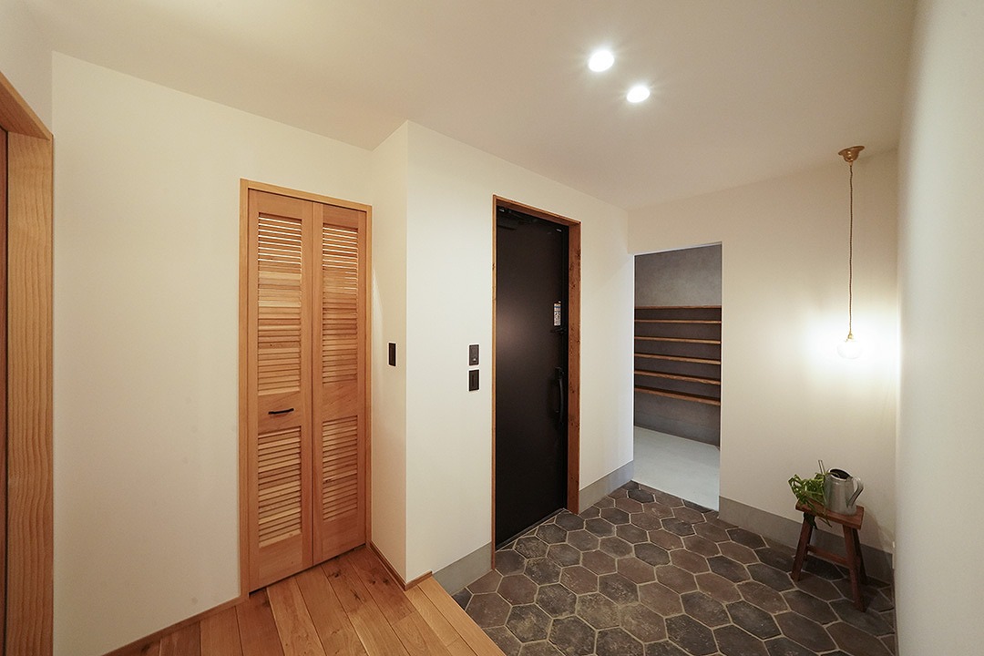 注文住宅　ガルバ　レッドシダー　土間　無垢　漆喰　吹抜け　アイアン