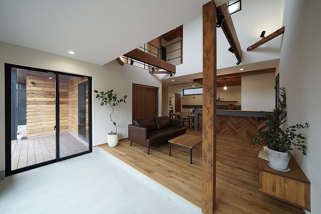 注文住宅　ガルバ　レッドシダー　土間　無垢　漆喰　吹抜け　アイアン