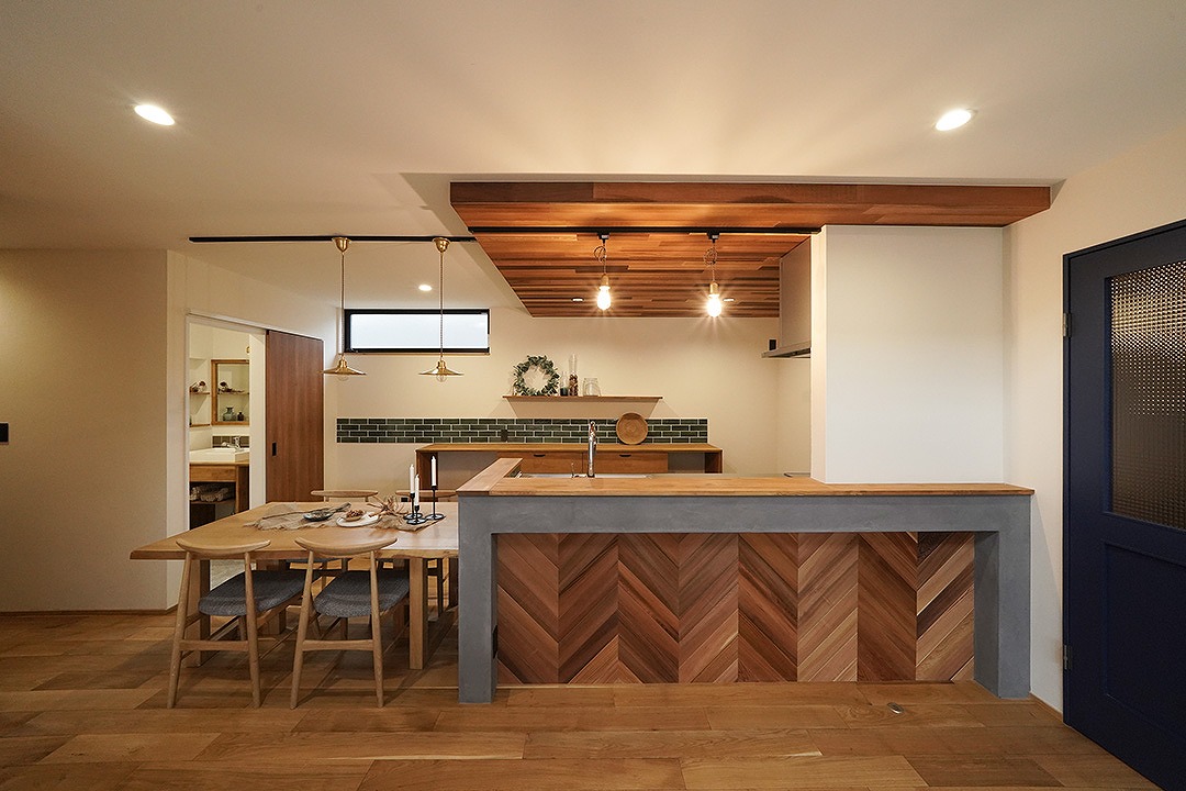 注文住宅　ガルバ　レッドシダー　土間　無垢　漆喰　吹抜け　アイアン