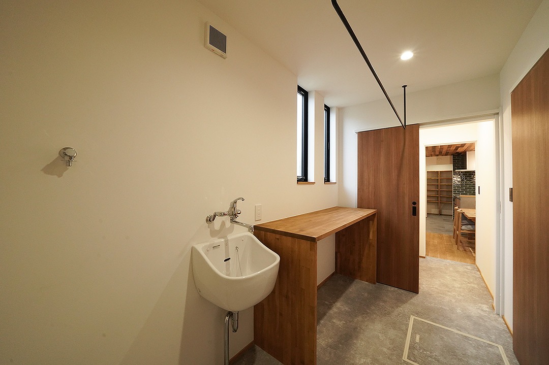 注文住宅　ガルバ　レッドシダー　土間　無垢　漆喰　吹抜け　アイアン