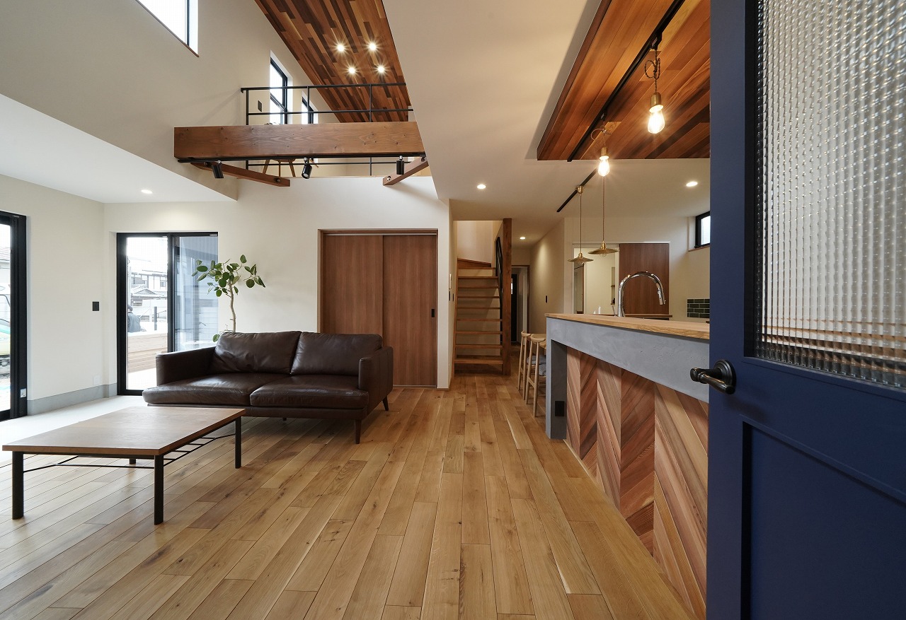 注文住宅　ガルバ　レッドシダー　土間　無垢　漆喰　吹抜け　アイアン