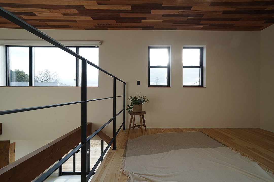 注文住宅　ガルバ　レッドシダー　土間　無垢　漆喰　吹抜け　アイアン