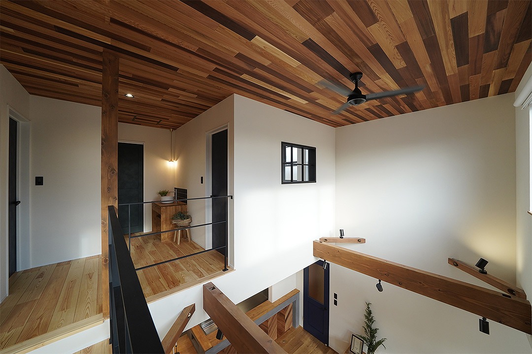 注文住宅　ガルバ　レッドシダー　土間　無垢　漆喰　吹抜け　アイアン