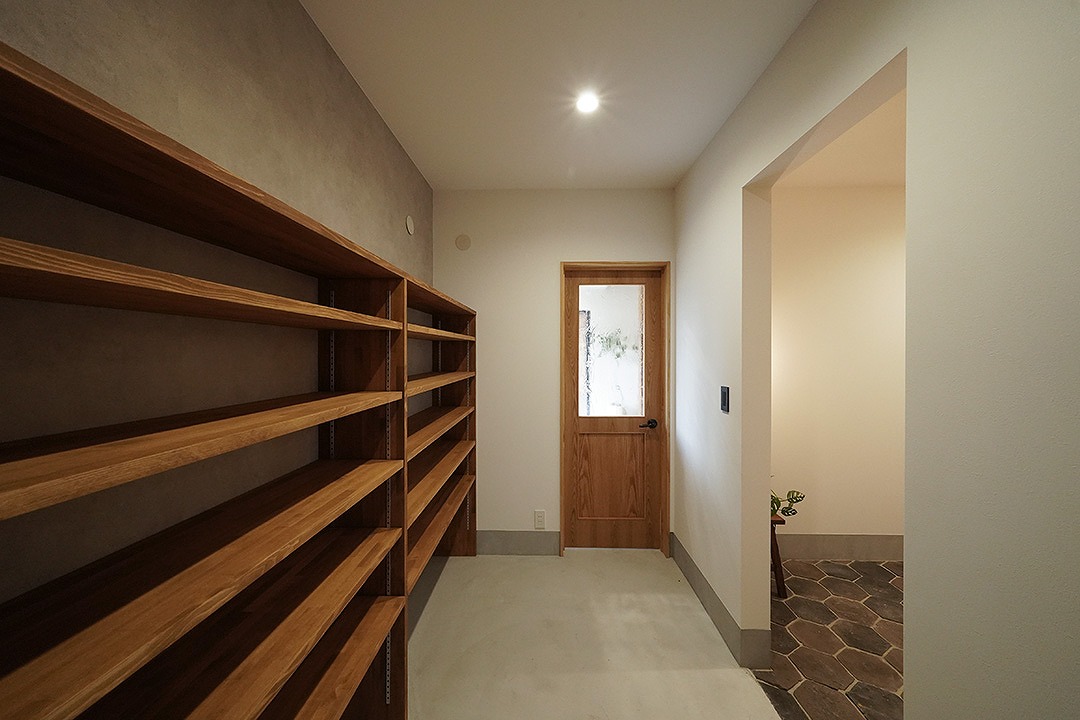 注文住宅　ガルバ　レッドシダー　土間　無垢　漆喰　吹抜け　アイアン