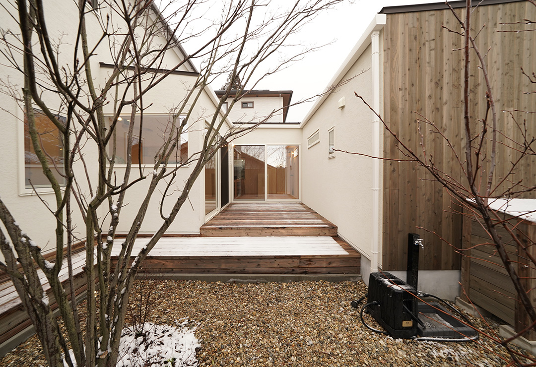 中庭のウッドデッキ