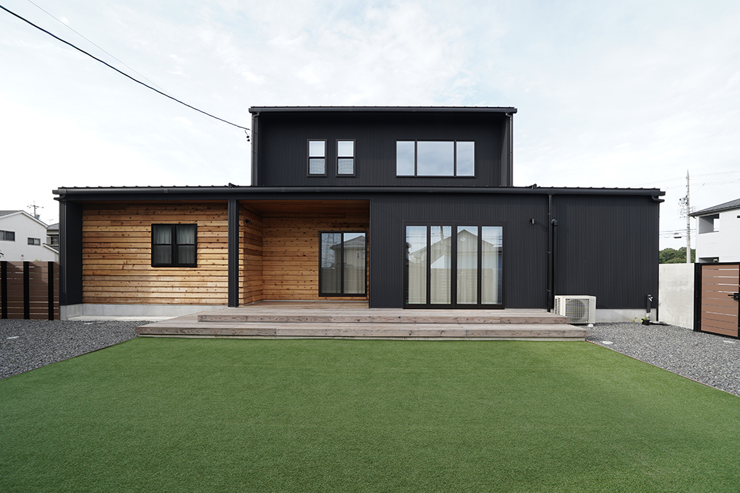 注文住宅　ガルバ　レッドシダー　土間　無垢　漆喰　吹抜け　アイアン